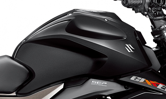 GIXXER image 16 615 LATIN_AMERICA_GSX150_Black_FuelTank.jpg